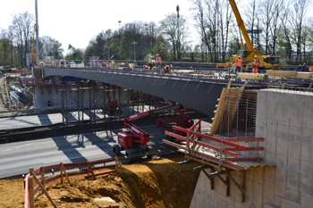 Brückenneubau leere Bundesstraße B 1 zur Autobahn A 40 in Dortmund Sölde Aplerbecker Straße Stahlträger 40