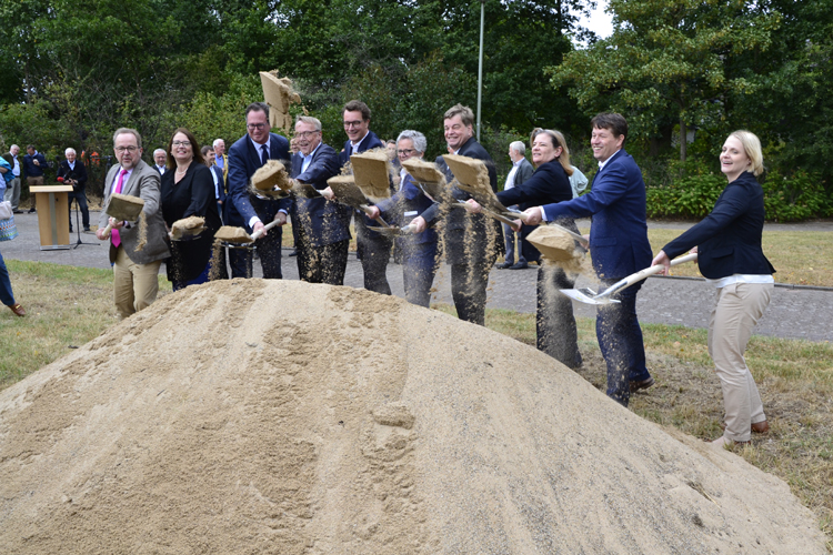 Bundesstraße B 58 Ortsumfahrung Wesel Spatenstich Straßenplanung Ingenieur Neubauplanung Denkmal Schillsche Offiziere 86