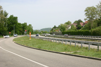 Denkmal_an_der_Autobahn_A5_Karlsruhe_-_Basel_Autobahnparkpla