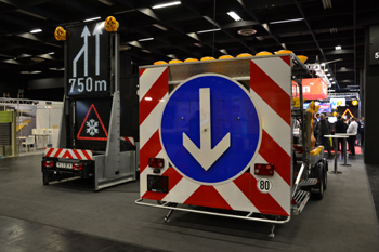 DeuSAT Kln 2019 Straenausstatter Verkehrssicherheit Warnleitanhnger 53