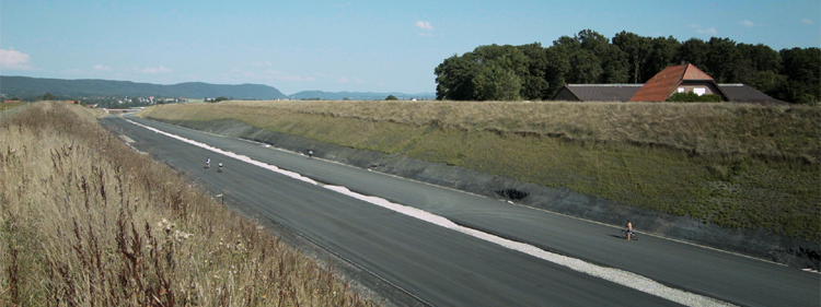 Fahrradfahrer auf der AUTOBAHN Film Daniel Abma