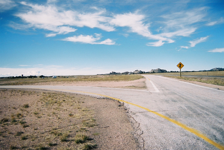 Interstate I-80 Highway USA Wyoming Tree in a Rock Parkplatz im MIttelstreifen 30