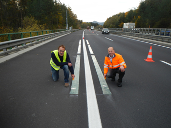 Karl Berger (Fa. rembrandtin) und Erich Putz (ASFINAG) beim Markieren in Seebenstein A 2