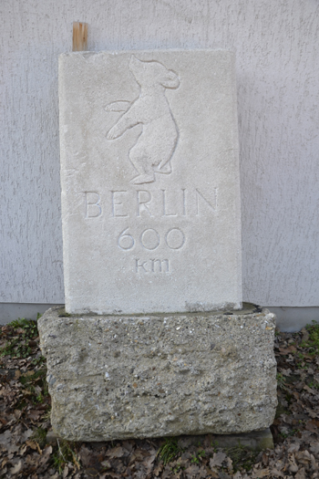 Kilometerstein Berliner Bär Meilenstein Berlin 600 km Autobahn Köln Heumar Autobahnmeisterei