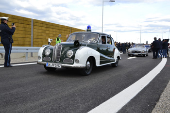 Oldtimer Korso Autobahn A94 Youngtimer Rundfahrt historische Fahrzeuge Kfz Pkw Autobahnpolizei BMW Mercedes 90