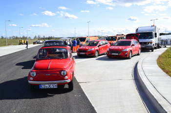 Oldtimer Korso Autobahn A94 Youngtimer Rundfahrt historische Fahrzeuge Kfz Pkw Fiat 82