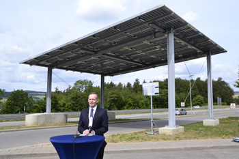 Photovoltaik Bundesminister Volker Wissing Raststätte Hegau Solardach Solaranlage Demonstrator Bundesautobahn A 81 91