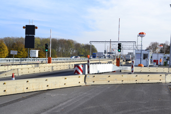 Rheinbrücke Duisburg Neuenkamp Autobahn A 40 Lkw-Wiegeanlage 35