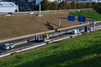 Rheinbrcke Leverkusen Kln Autobahnbrcke Lkw-Sperre Schrankenanlage 012