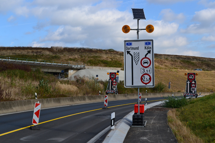 Rheinbrcke Leverkusen Kln Autobahnbrcke Lkw-Sperre Schrankenanlage 105