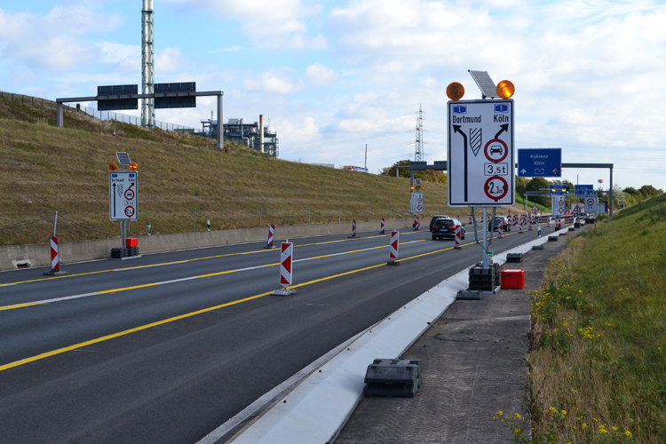 Rheinbrcke Leverkusen Kln Autobahnbrcke Lkw-Sperre Schrankenanlage 110