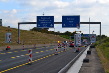 Rheinbrcke Leverkusen Kln Autobahnbrcke Lkw-Sperre Schrankenanlage 115