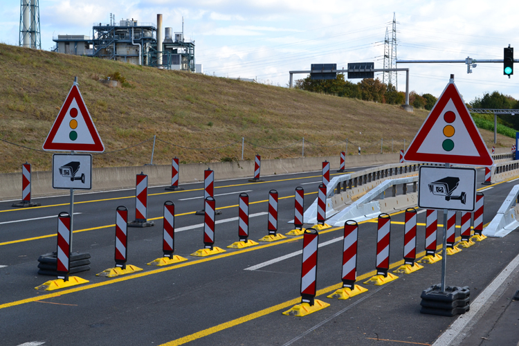 Rheinbrcke Leverkusen Kln Autobahnbrcke Lkw-Sperre Schrankenanlage 126