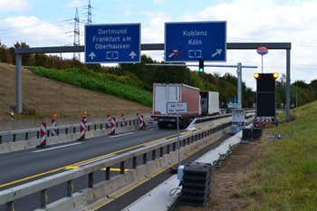 Rheinbrcke Leverkusen Kln Autobahnbrcke Lkw-Sperre Schrankenanlage 141