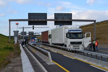 Rheinbrcke Leverkusen Kln Autobahnbrcke Lkw-Sperre Schrankenanlage 152