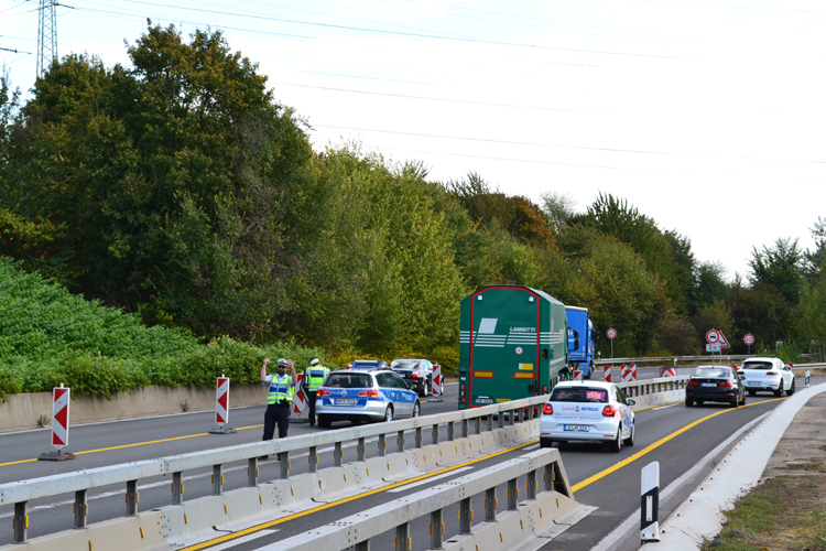 Rheinbrcke Leverkusen Kln Autobahnbrcke Lkw-Sperre Schrankenanlage 158