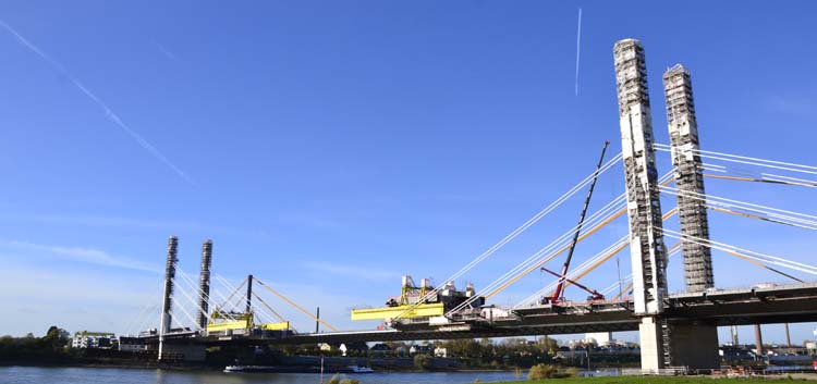 Rheinbrücke Neuenkamp Duisburg Autobahnbrücke Neubau Ruhrschnellweg A40 längste Schrägselbrücke 18