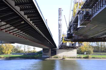 Rheinbrücke Neuenkamp Duisburg Autobahnbrücke Neubau Ruhrschnellweg A40 längste Schrägselbrücke 21