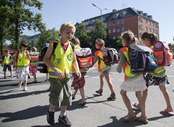 Sicherheitswesten_Prod_Juli_2010_Kinder_ueber_Strasse_15