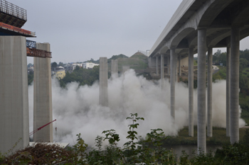 Sprengung Brückenpfeiler Lahntal Autobahnbrücke Limburg 78