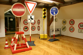 Straßenmuseum Strassengeschichte Verkehrshistorie Straßenwesen Verkehrsschild Beschilderung 61 (2)