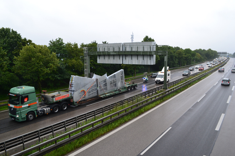 Tante Ju 52 auf Autobahn Junkers Flugzeug Schwertransport A 94 