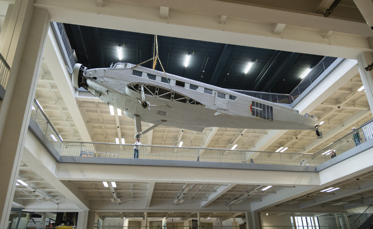 Tante Ju 52 auf Autobahn Junkers Flugzeug Schwertransport A 94 München Deutsches Museum 1