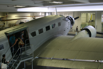 Tante Ju 52 auf Autobahn Junkers Flugzeug Schwertransport A 94 München Deutsches Museum 87