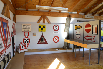 Wegmachermuseum Wasserburg am Inn Straßenmeisterei Holzbrücke Straßenschilder historisch 95