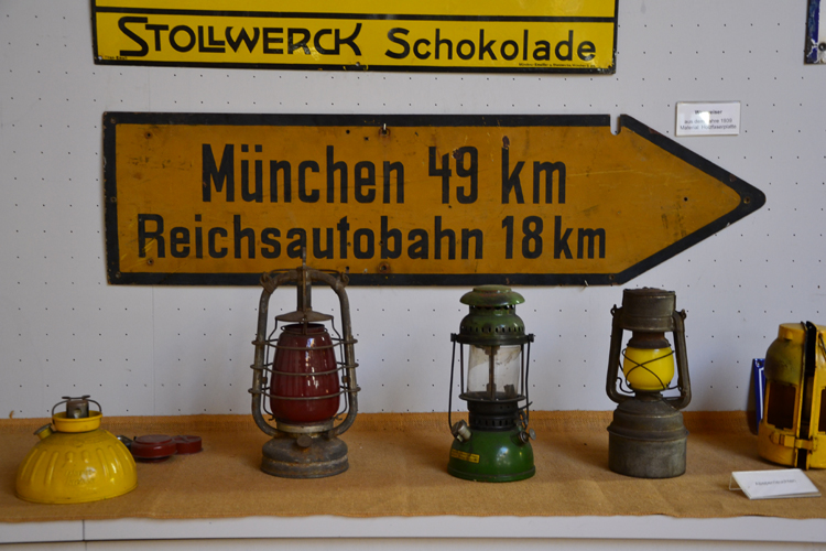 Wegmachermuseum Wasserburg am Inn Straßenmeisterei Holzbrücke Wegweisung Beschilderung 86