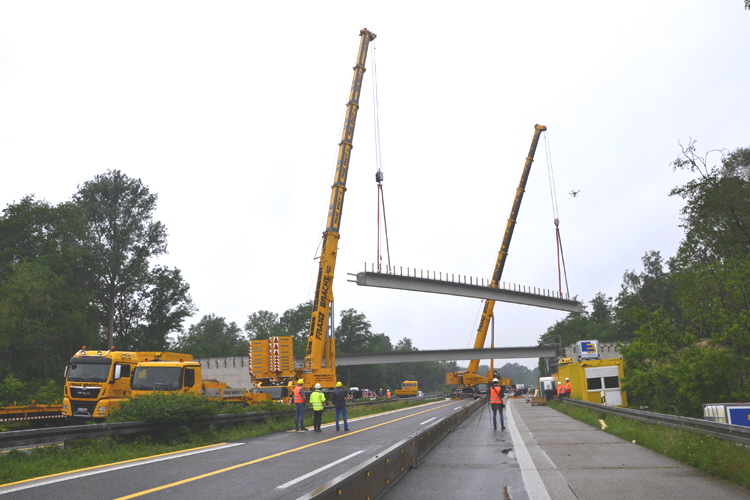 A3 Autobahn Brückenarbeiten Überführung Brückenträger Schwerlastkran Brückenbau10