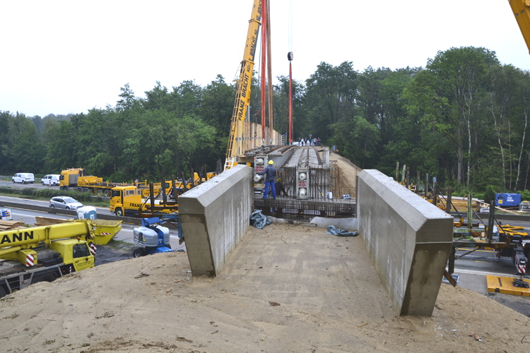 A3 Autobahn Brückenarbeiten Überführung Brückenträger Schwerlastkran Brückenbau32