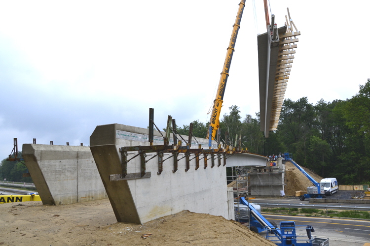 A3 Autobahn Brückenarbeiten Überführung Brückenträger Schwerlastkran Brückenbau76