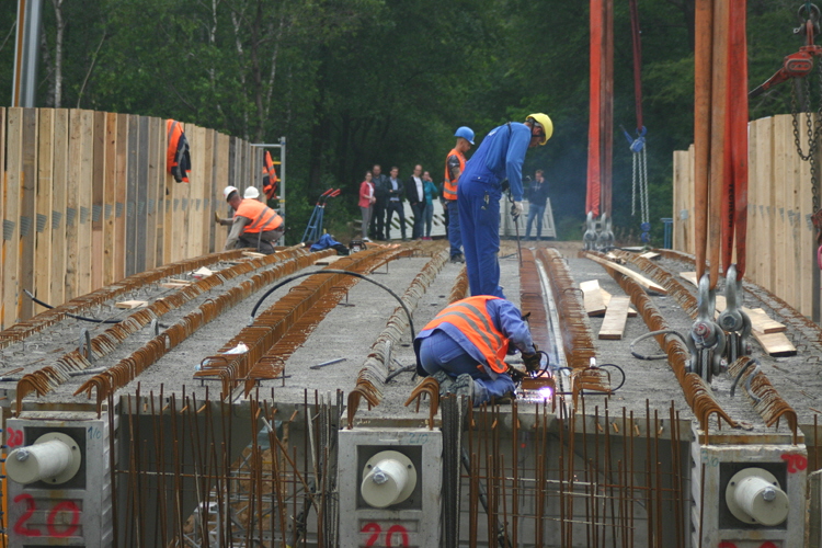 A3 Autobahn Brückenarbeiten Überführung Brückenträger Schwerlastkran Brückenbau88