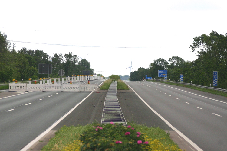 A3 Autobahn Brückenarbeiten Überführung Brückenträger Schwerlastkran Brückenbau Mittelstreifen Anschlußstelle 14