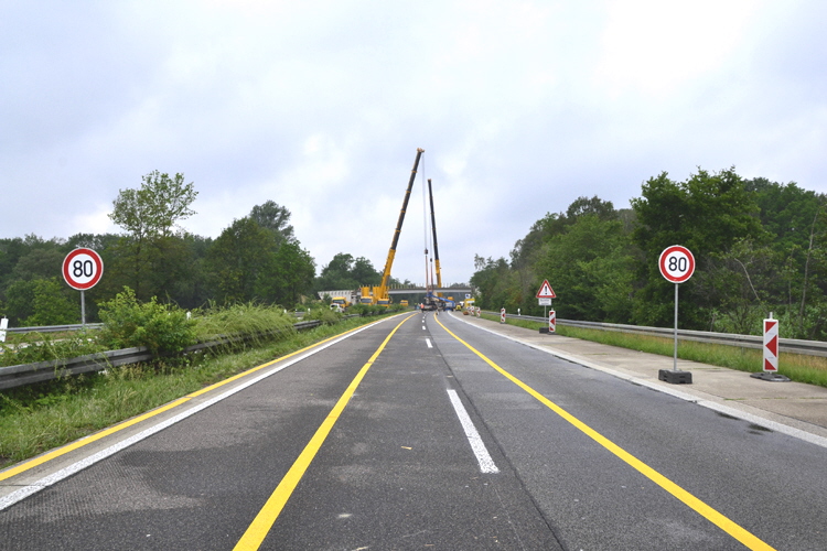 A3 Autobahn Brückenarbeiten Überführung Brückenträger Schwerlastkran Brückenbau leere Autobahn 62