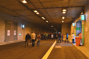 Autobahn A66 Frankfurt - Fulda Verkehrsfreigabe Tunnel Neuhof Rettungsweg 37
