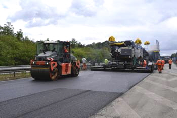 Autobahn A 3 Fahrbahndecke Elten Emmerich Kompaktasphaltdecke Deckschicht Binderschicht Straßenwalze 35