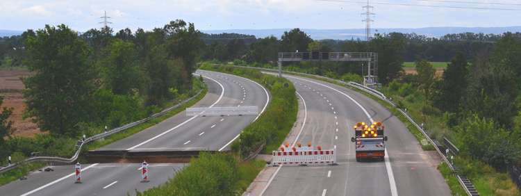 Autobahn Hochwasser Flutkatastrophe berschwemmung Unwetterzerstrungen Liblar Hrth Kttingen Kierdorf Erftstadt 01