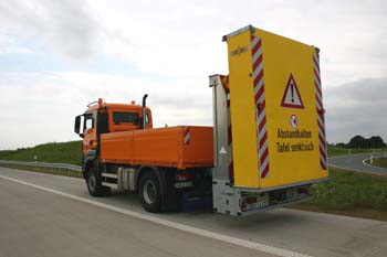 Autobahnmeisterei Anpralldämpfer Sicherungsfahrzeuge Absperrtafel 13