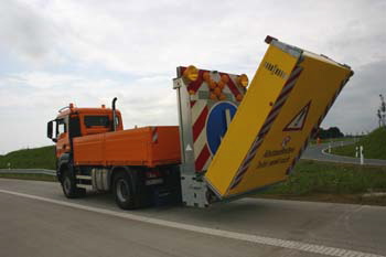 Autobahnmeisterei Anpralldämpfer Sicherungsfahrzeuge Absperrtafel 14