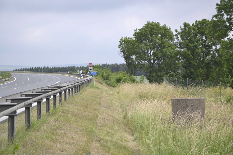 Kilometerstein Berliner Bär Meilenstein Berg Bad Steben Autobahn A 9 Berlin München 5