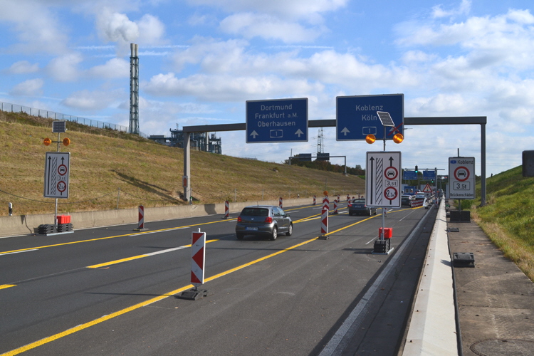 Rheinbrcke Leverkusen Kln Autobahnbrcke Lkw-Sperre Schrankenanlage 116